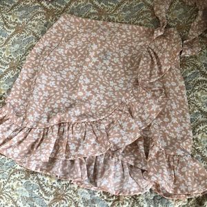 floral salmon colored ruffle skirt - size xs